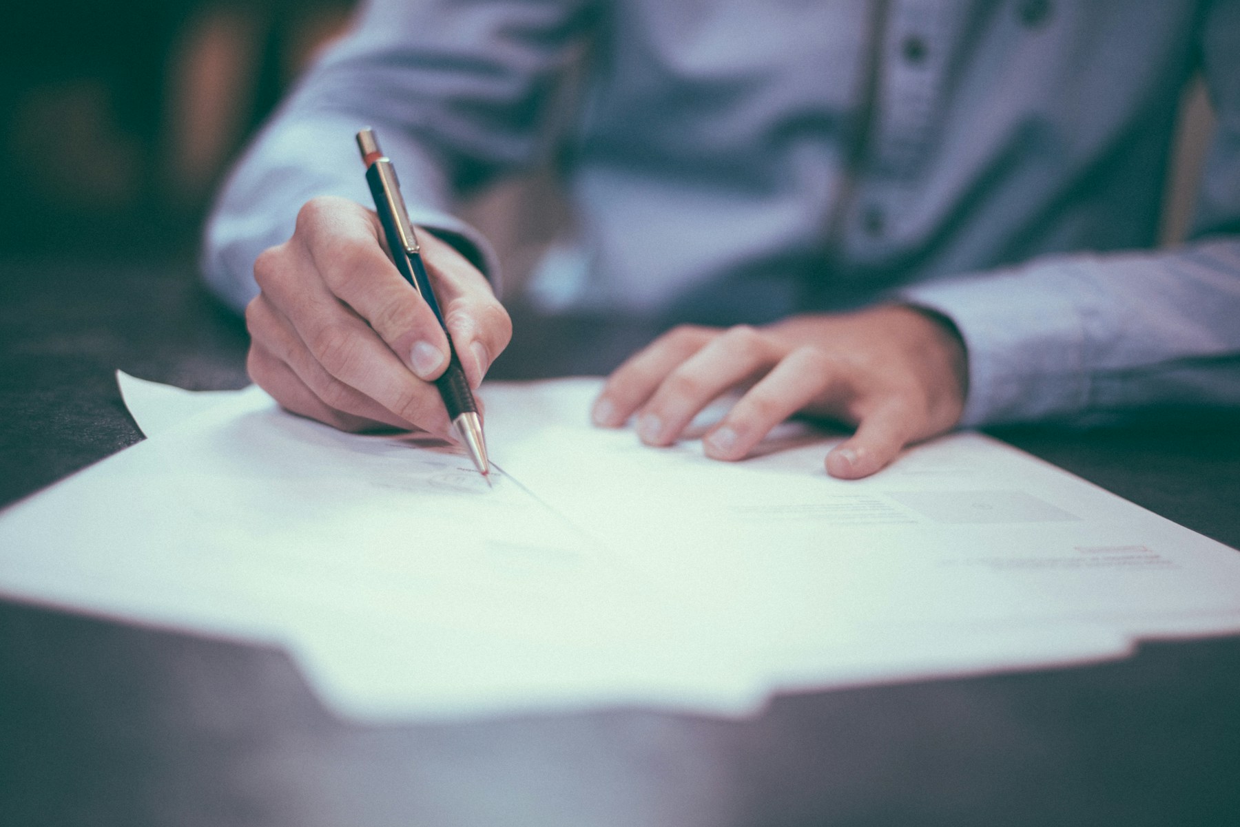 Organização de documentos em mesa de trabalho