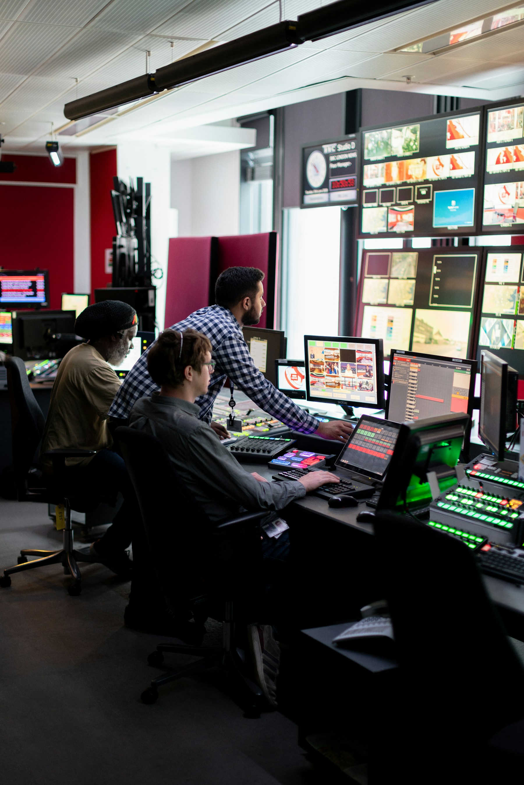 Profissionais em ambiente industrial analisando informações