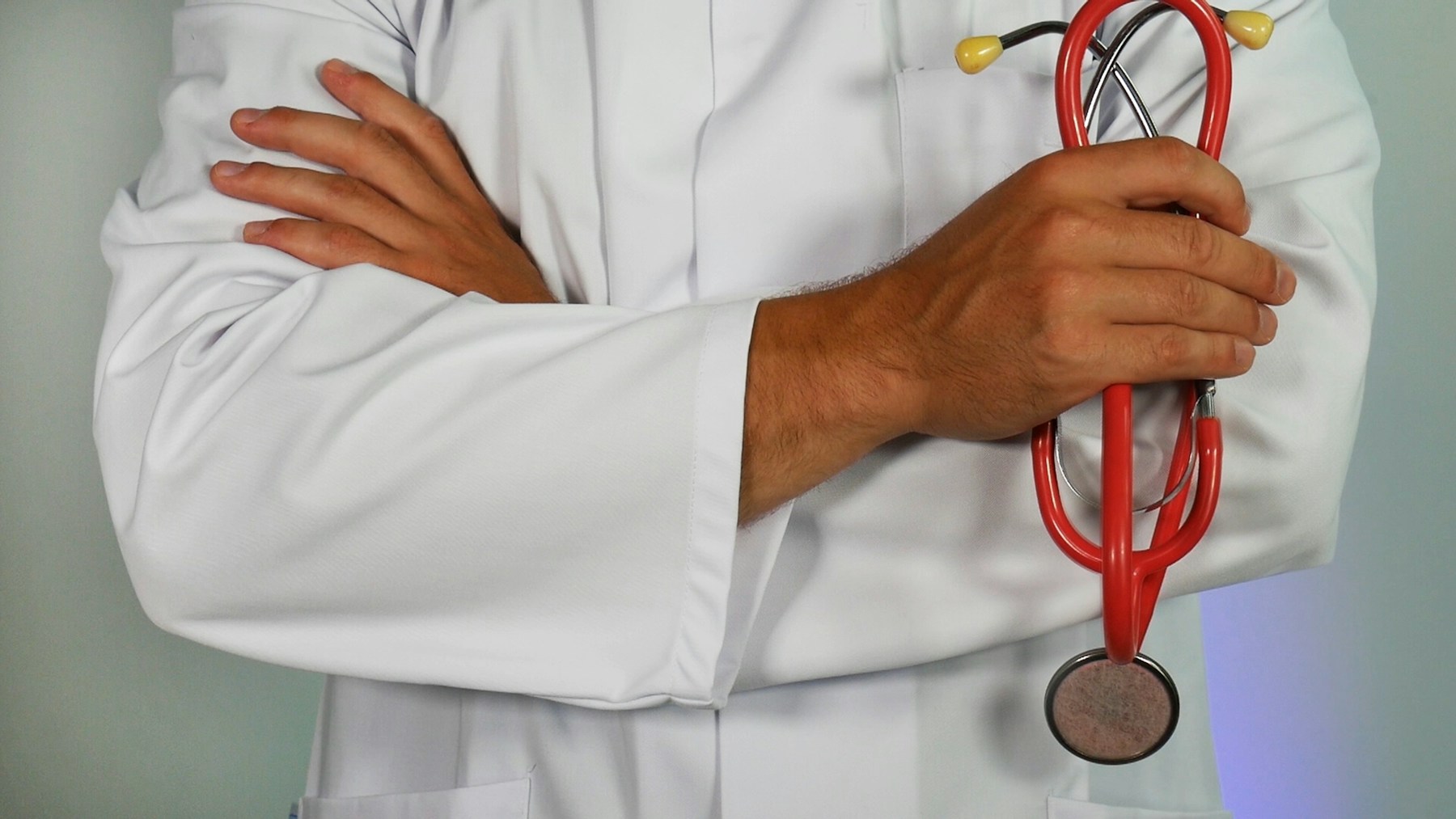 Profissionais de saúde em ambiente de laboratório